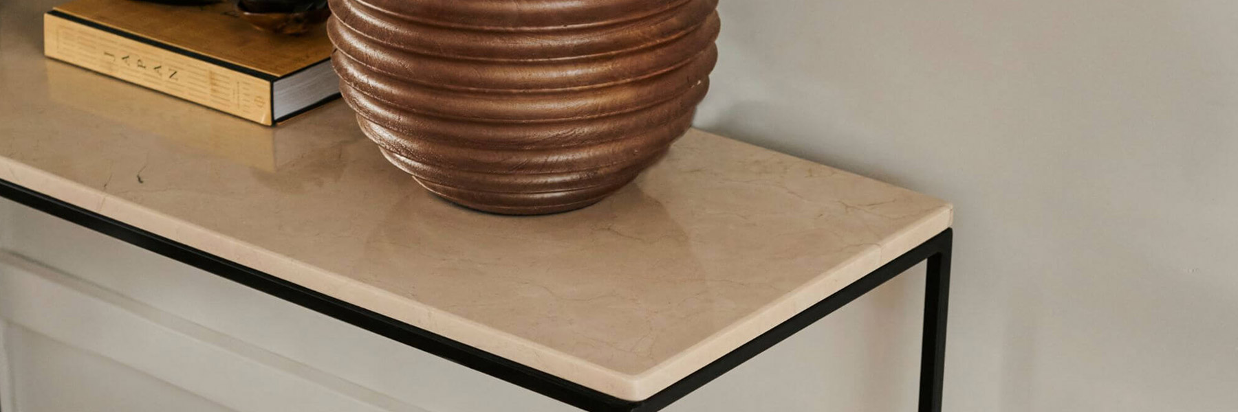 Top 5 accessories for your marble side table